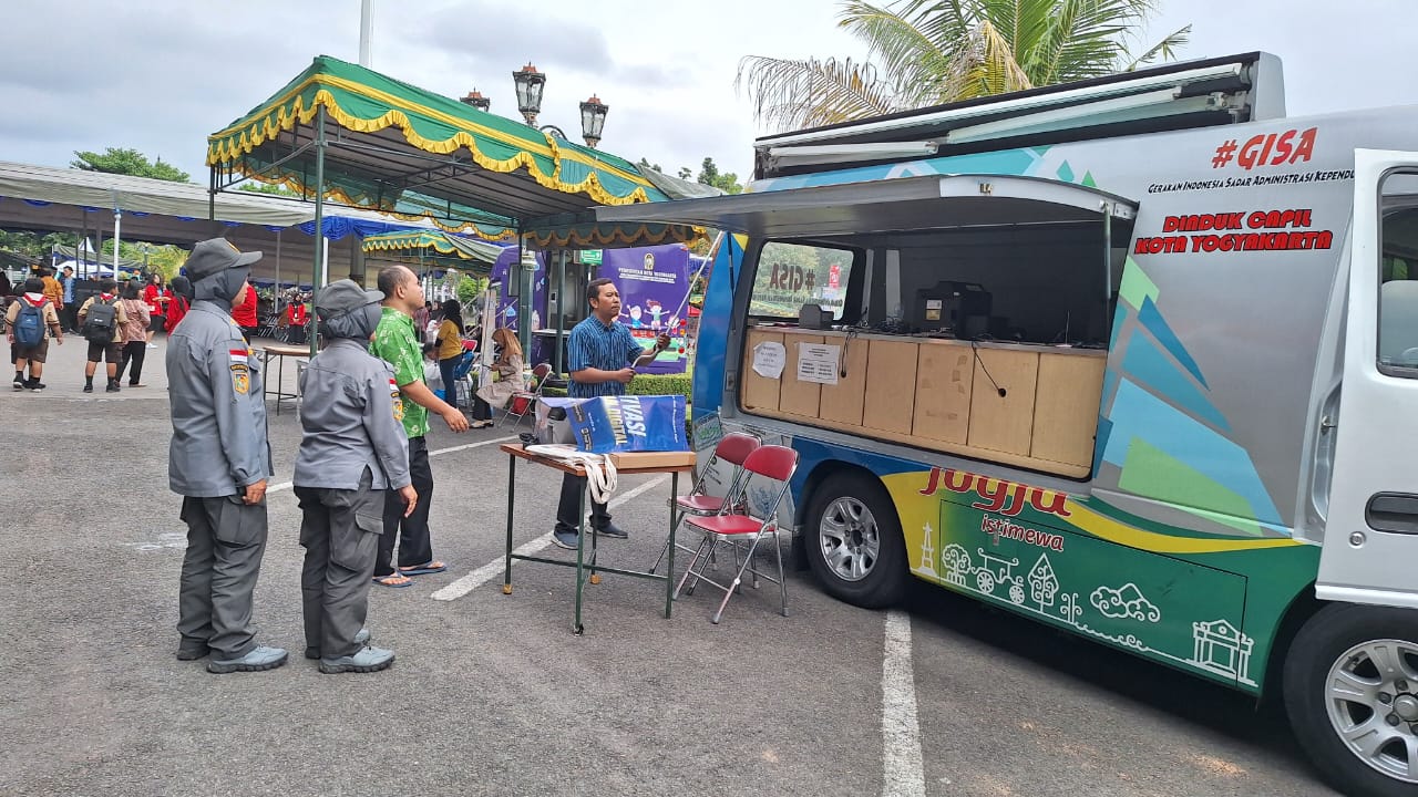 Hari Anak Nasional, Dukcapil buka Drive Thru Rekam KTP-El