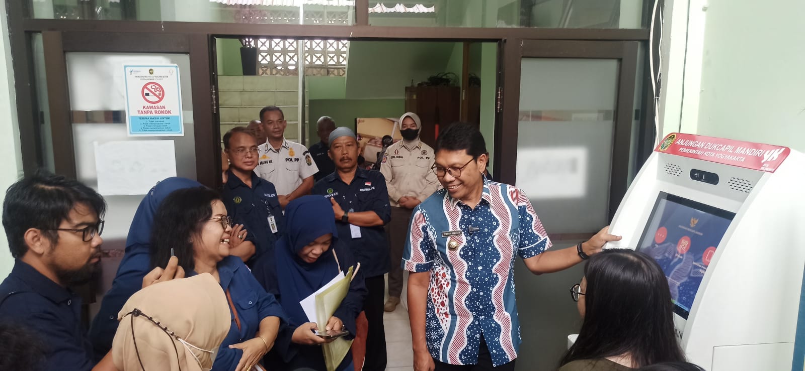 Pj Wali Kota dan Kepala Dinas Dukcapil  Monitoring Mesin ADM di Kemantren Jetis